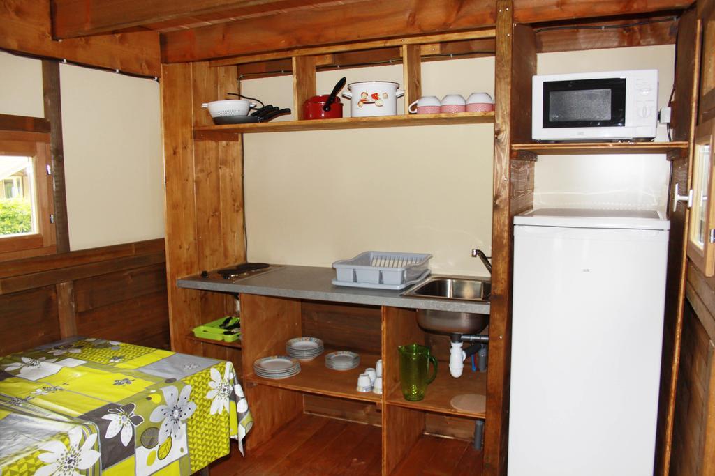 Camping Des Papillons Lalizolle Exterior photo